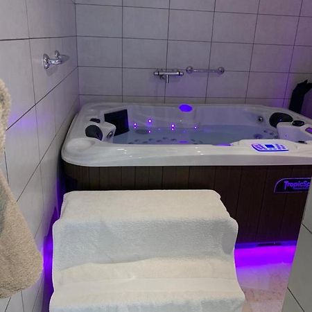 appartement avec Jacuzzi hammam sauna privatisé au rez de chaussée ds maison à Voglans à 2 kilomètres du lac du bourget en Savoie entre Chambéry et Aix les Bains cure thermale Exterior foto