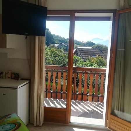 appartement avec Jacuzzi hammam sauna privatisé au rez de chaussée ds maison à Voglans à 2 kilomètres du lac du bourget en Savoie entre Chambéry et Aix les Bains cure thermale Habitación foto