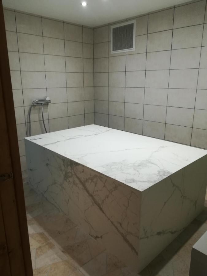 appartement avec Jacuzzi hammam sauna privatisé au rez de chaussée ds maison à Voglans à 2 kilomètres du lac du bourget en Savoie entre Chambéry et Aix les Bains cure thermale Habitación foto