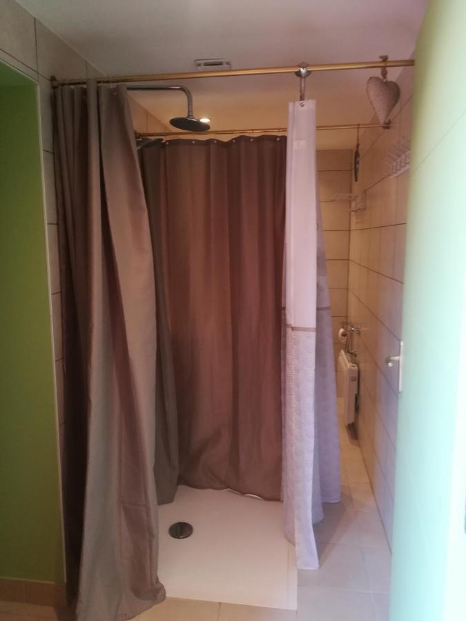 appartement avec Jacuzzi hammam sauna privatisé au rez de chaussée ds maison à Voglans à 2 kilomètres du lac du bourget en Savoie entre Chambéry et Aix les Bains cure thermale Habitación foto