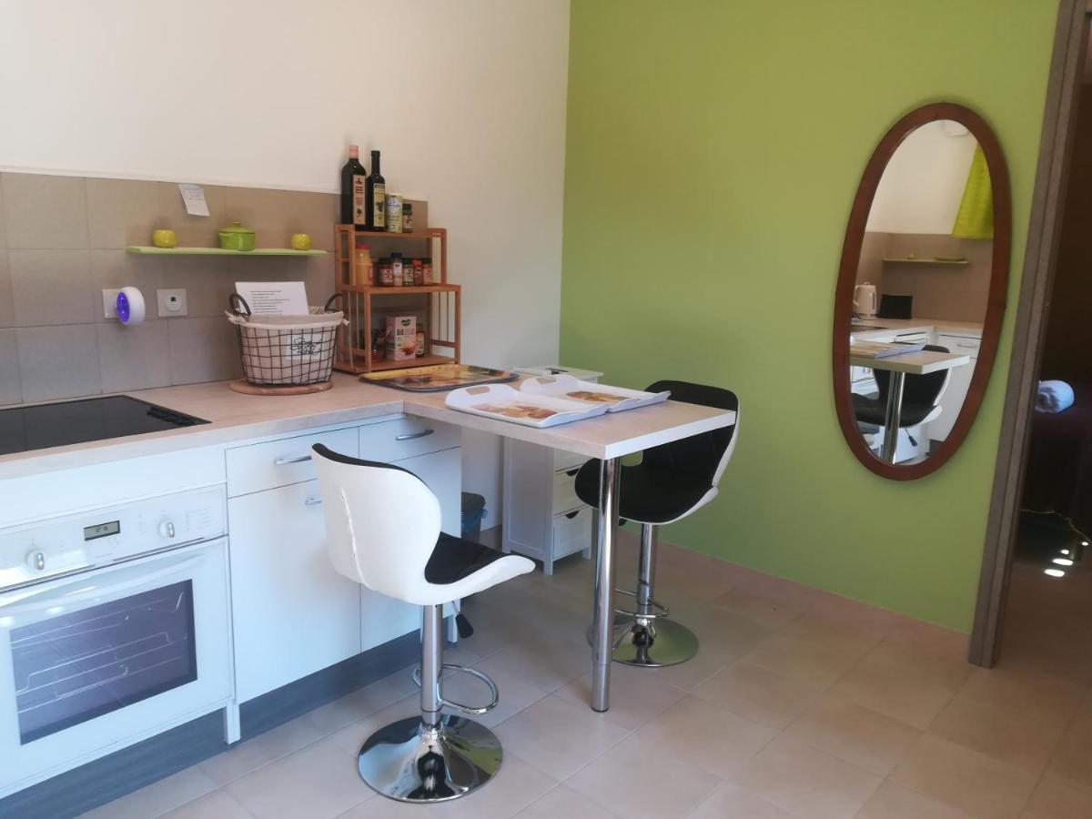 appartement avec Jacuzzi hammam sauna privatisé au rez de chaussée ds maison à Voglans à 2 kilomètres du lac du bourget en Savoie entre Chambéry et Aix les Bains cure thermale Habitación foto