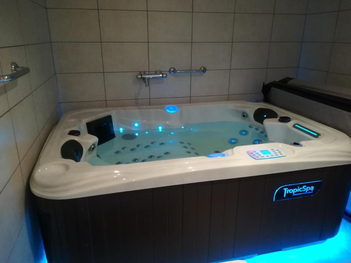 appartement avec Jacuzzi hammam sauna privatisé au rez de chaussée ds maison à Voglans à 2 kilomètres du lac du bourget en Savoie entre Chambéry et Aix les Bains cure thermale Exterior foto
