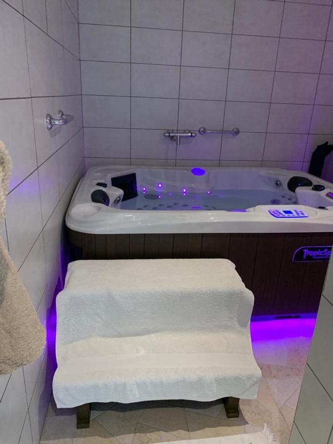 appartement avec Jacuzzi hammam sauna privatisé au rez de chaussée ds maison à Voglans à 2 kilomètres du lac du bourget en Savoie entre Chambéry et Aix les Bains cure thermale Exterior foto