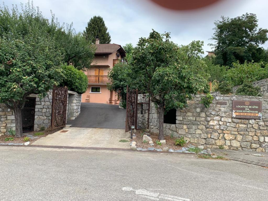 appartement avec Jacuzzi hammam sauna privatisé au rez de chaussée ds maison à Voglans à 2 kilomètres du lac du bourget en Savoie entre Chambéry et Aix les Bains cure thermale Exterior foto