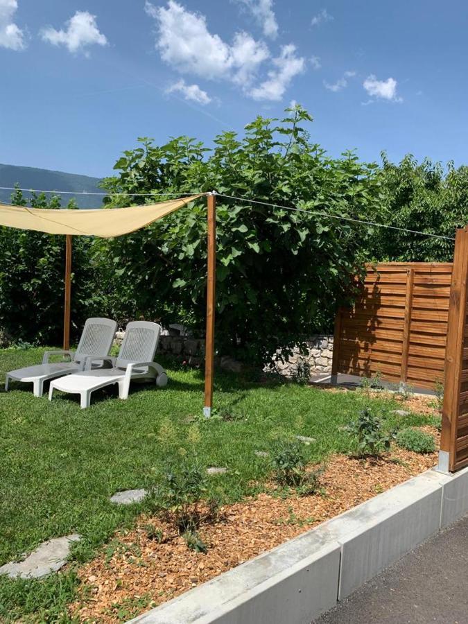 appartement avec Jacuzzi hammam sauna privatisé au rez de chaussée ds maison à Voglans à 2 kilomètres du lac du bourget en Savoie entre Chambéry et Aix les Bains cure thermale Exterior foto