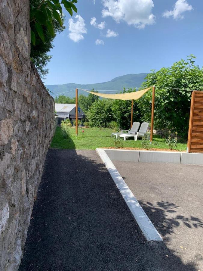 appartement avec Jacuzzi hammam sauna privatisé au rez de chaussée ds maison à Voglans à 2 kilomètres du lac du bourget en Savoie entre Chambéry et Aix les Bains cure thermale Exterior foto