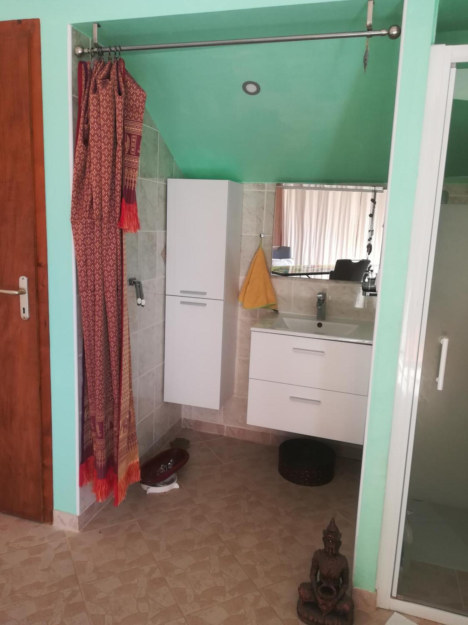 appartement avec Jacuzzi hammam sauna privatisé au rez de chaussée ds maison à Voglans à 2 kilomètres du lac du bourget en Savoie entre Chambéry et Aix les Bains cure thermale Habitación foto