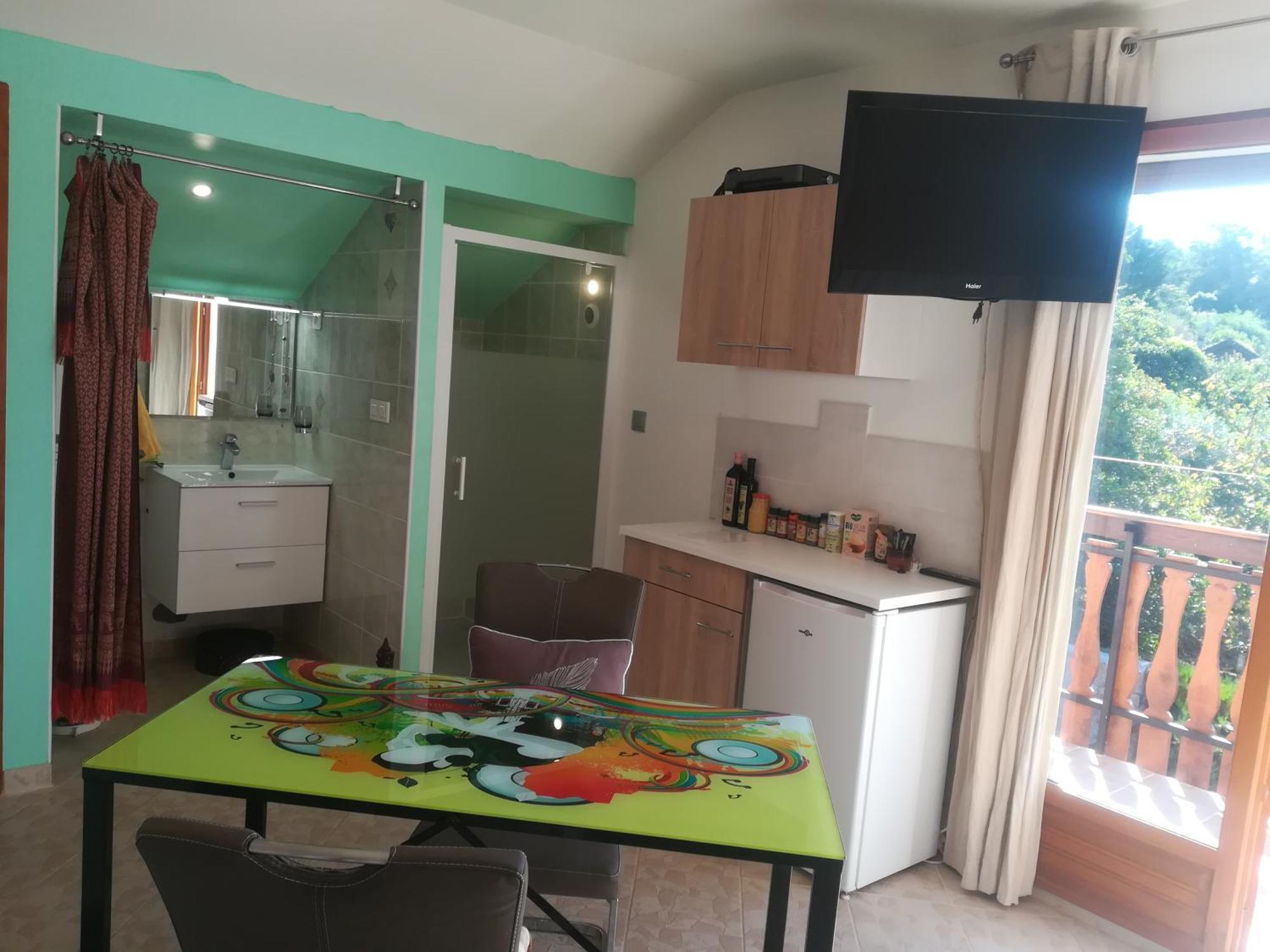 appartement avec Jacuzzi hammam sauna privatisé au rez de chaussée ds maison à Voglans à 2 kilomètres du lac du bourget en Savoie entre Chambéry et Aix les Bains cure thermale Habitación foto