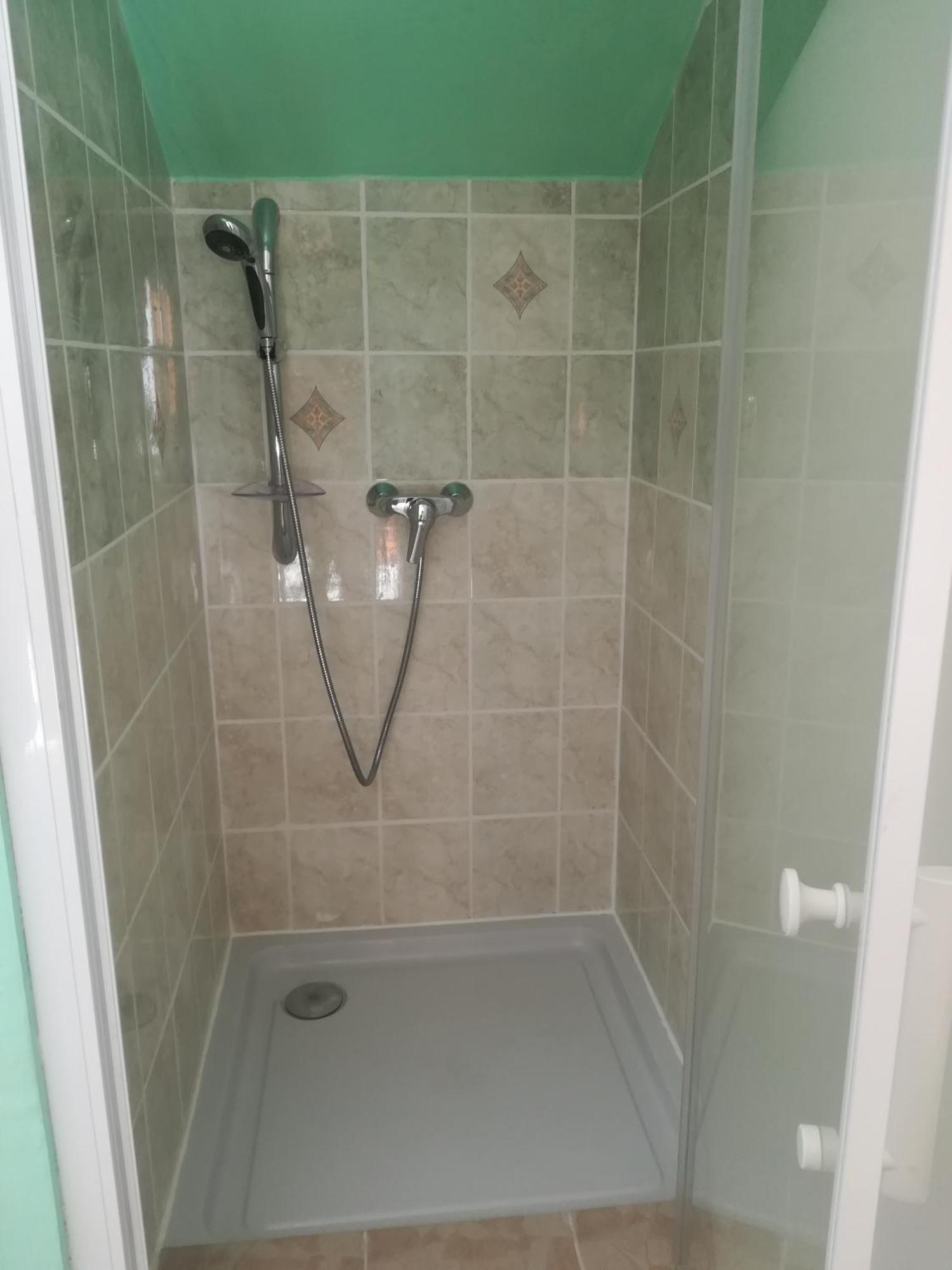 appartement avec Jacuzzi hammam sauna privatisé au rez de chaussée ds maison à Voglans à 2 kilomètres du lac du bourget en Savoie entre Chambéry et Aix les Bains cure thermale Habitación foto
