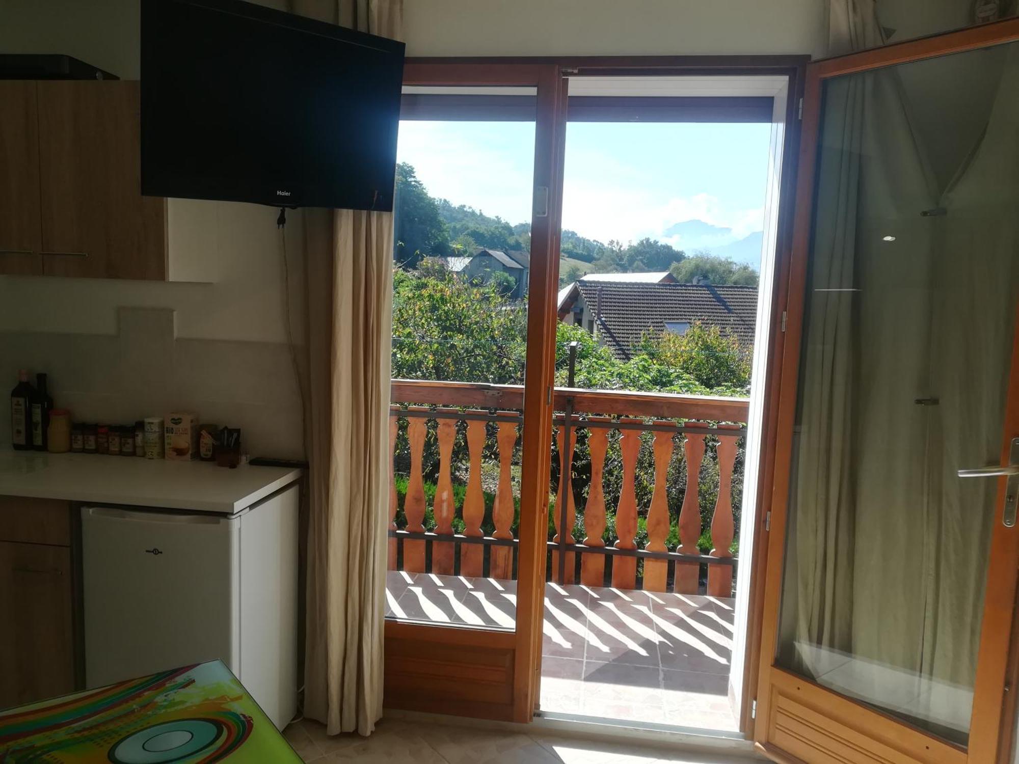 appartement avec Jacuzzi hammam sauna privatisé au rez de chaussée ds maison à Voglans à 2 kilomètres du lac du bourget en Savoie entre Chambéry et Aix les Bains cure thermale Habitación foto